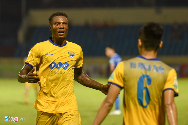 CĐV đội Hà Nội ăn mừng khi đội nhà tiếp tục bất bại ở V.League 2018 CĐV đội Hà Nội ăn mừng khi đội nhà tiếp tục bất bại ở V.League 2018